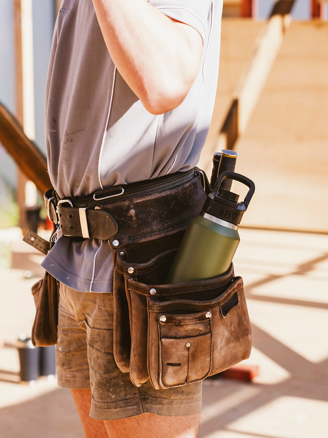 1.2L Yabby Green Insulated Stainless Steel Bottle with Swig Lid in Tradie Best bag, working outdoor on site. Best Gree n drink bottle Australia.