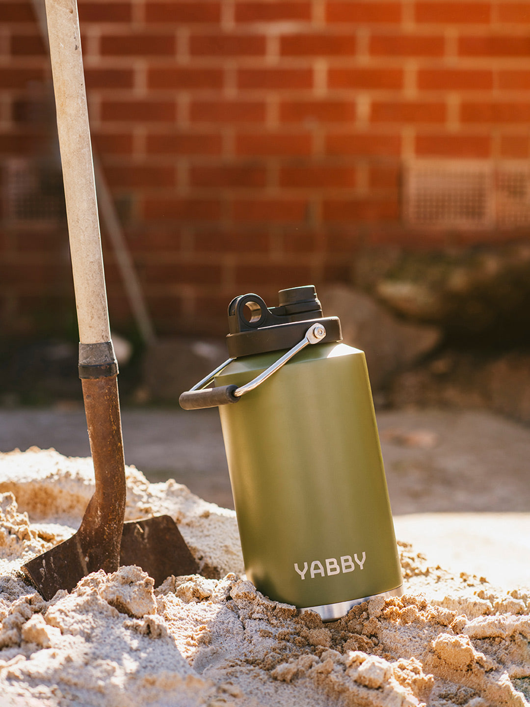 3.8 Litre Green Jug Insulated Stainless Steel by Yabby Outdoors. Keep Hot and Cold for longer. Outdoors working Tradie on site. Best Green Jug Australia.